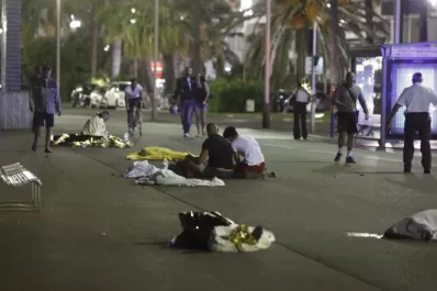 Un camión atropelló y mató a 70 personas en Niza
