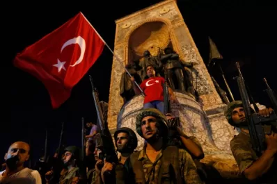 Video: un helicóptero abrió fuego contra civiles en la capital turca