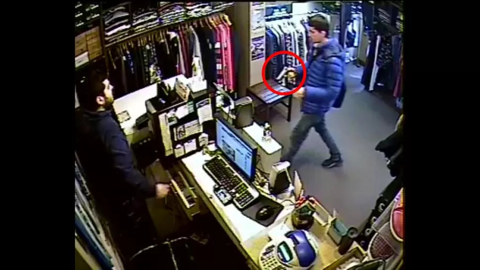 ASALTO FILMADO. La cámara de seguridad del local de ropa grabó todo el asalto, que duró unos tres minutos.  