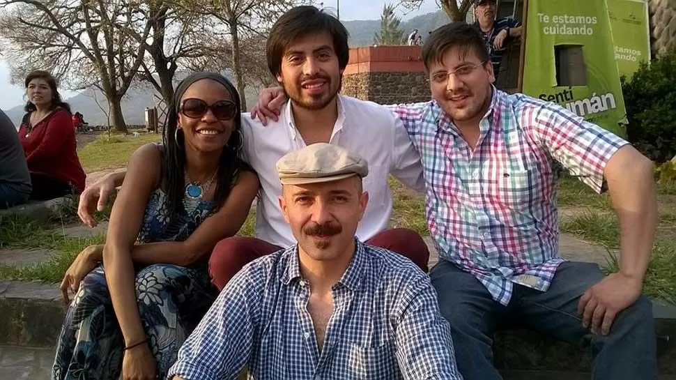 LA CANTANTE Y LOS MÚSICOS.