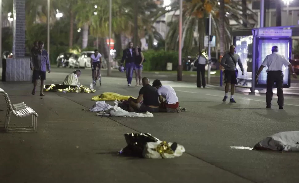 ATENTADO CRIMINAL. Muertos y heridos quedaron desparramados en el paseo ubicado al borde del mar. fotos de reuters