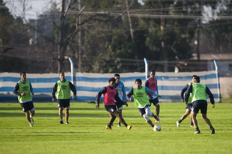 PELOTA. Luis Rodríguez, Govea y Javier Mendoza (atrás, a la izquierda), quien se puso la ropa “decana” por primera vez, durante el ensayo futbolístico en Ojo de Agua. la gaceta / foto de DIEGO ARáOZ