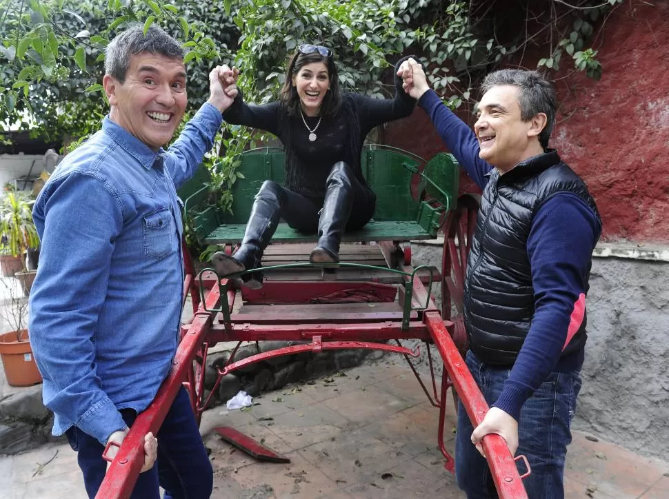 BUEN HUMOR. Miguel Ángel Cherutti, Cecilia Milone y Nito Artaza se divierten arriba y abajo del escenario. LA GACETA /  FOTO DE JUAN PABLO SANCHEZ NOLI. 