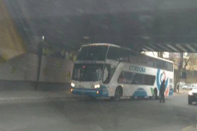 Un colectivo quedó atascado en el puente Central Córdoba