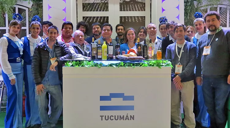 EMBAJADORES. Los productores, acompañados por las promotoras, brindaron información a los visitantes que pasaron por el stand de Tucumán.  