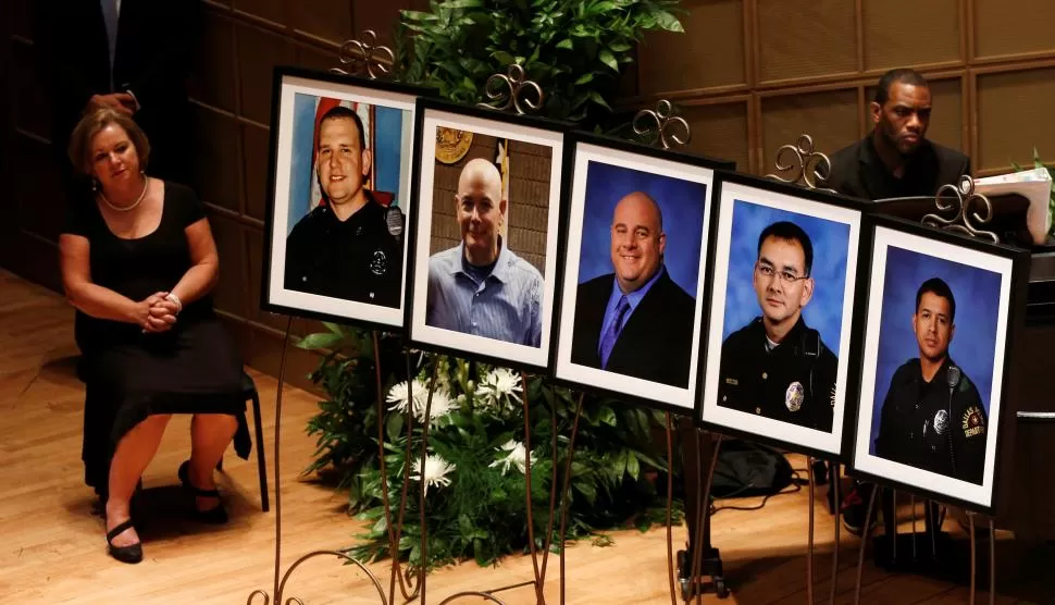 VÍCTIMAS. Los cinco policías abatidos por el francotirador negro fueron enterrados esta semana. El propio Obama quedó en el medio de la controversia. reuters