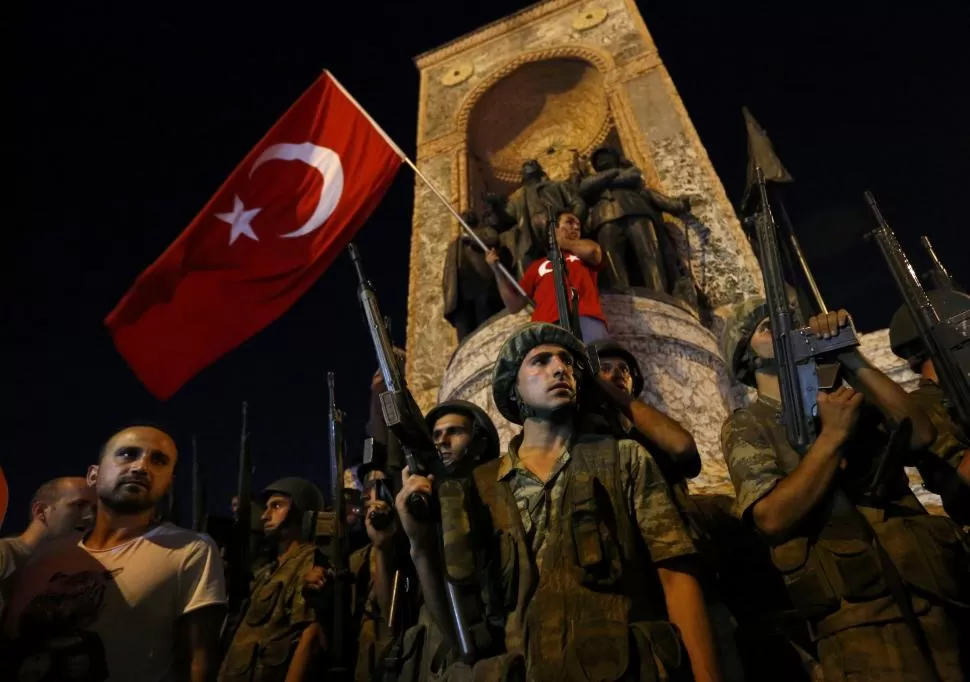 PLAZA DE TAKSIM. La gente y militares antigolpe se mostraron juntos. Reuters