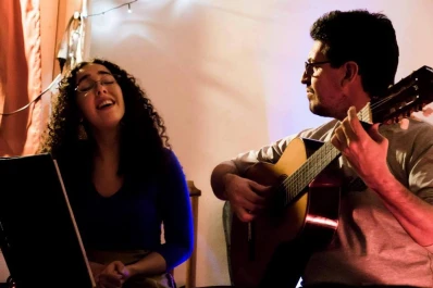 Una guitarra que canta y una voz que toca