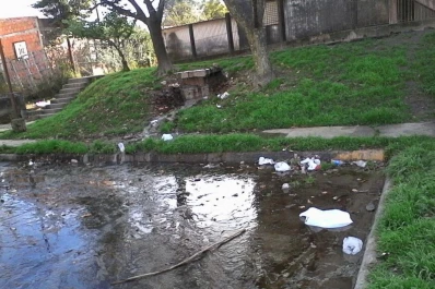 Cloacas rotas y basura en el barrio Próspero Mena, de Tafí Viejo