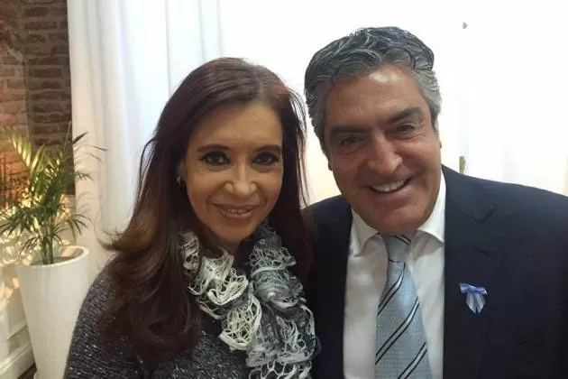 NUEVO ABOGADO. La patagónica, en una selfie con Gregorio Dalbón. cronica.com