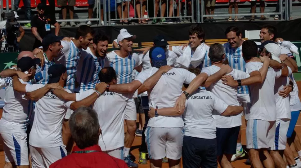 HAY EQUIPO. Los jugadores y cuerpo técnico argentino celebran la clasificación. TELAM