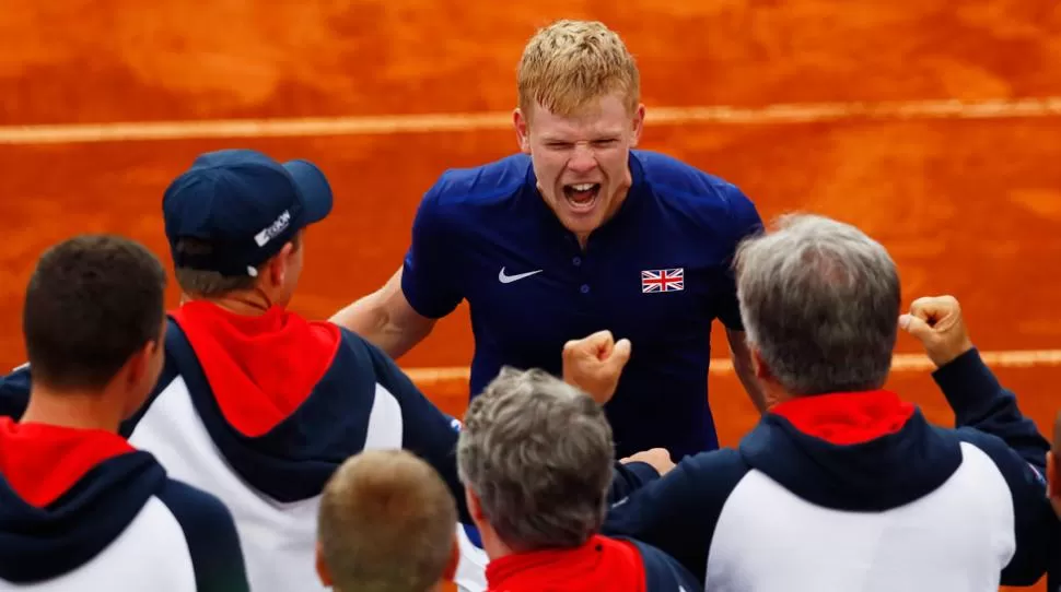 POR LA DEFENSA. Los británicos celebran la victoria que los deposita en semifinales. REUTERS