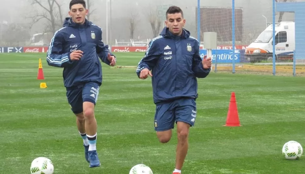 Alexis Soto y Ángel Correa en la práctica de Ezeiza.
FOTO TOMADA DE AFA.COM.AR