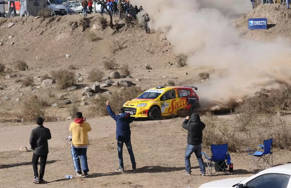 ALIENTO PARA “TOMY”. Los aficionados saludan el paso de García Hamilton y buscan una imagen del piloto tucumano que ayer tuvo problemas mecánicos pero no baja los brazos. Hoy seguirá en carrera. LA GACETA / FOTO DE OSVALDO RIPOLL