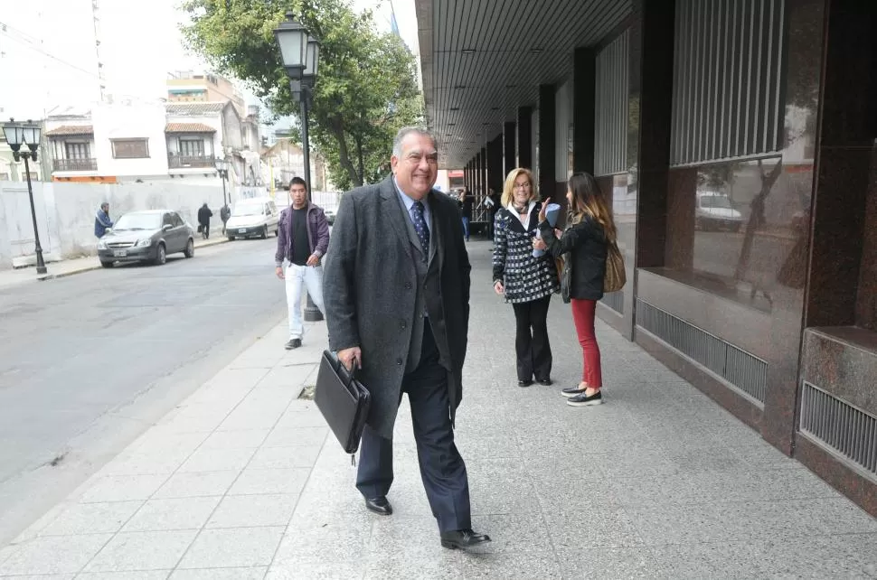 EL EX RECTOR. Juan Alberto Cerisola se retra de los Tribunales Federales de Tucumán luego de prestar declaración indagatoria en la causa “Sigen-Eudal”. la gaceta / foto de franco vera (archivo)