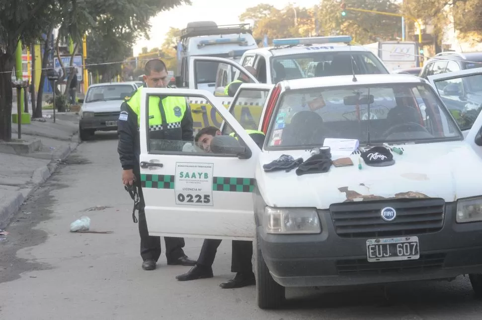 CONMOCIÓN. Los policias del Servicio 911 se enfrentaron con un grupo de sospechosos que se trasladaba en un taxi de la ciudad de Yerba Buena. la gaceta / foto de antonio ferroni (archivo)