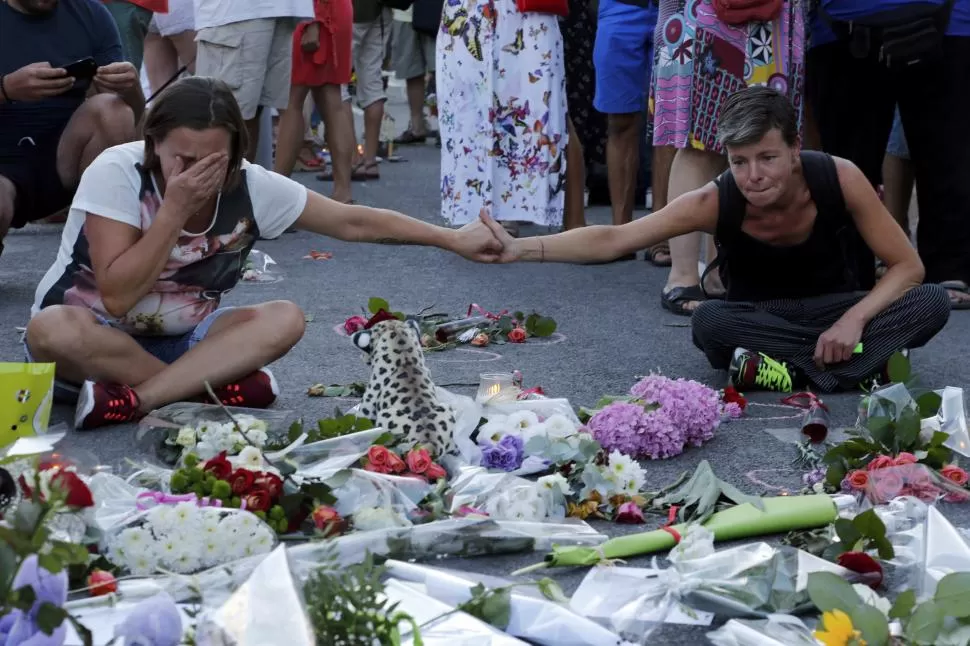 DOLOR TRAS LA MATANZA. Así lloraron los franceses a las víctimas del atentado. El chofer era un “soldado” del EI. reuters