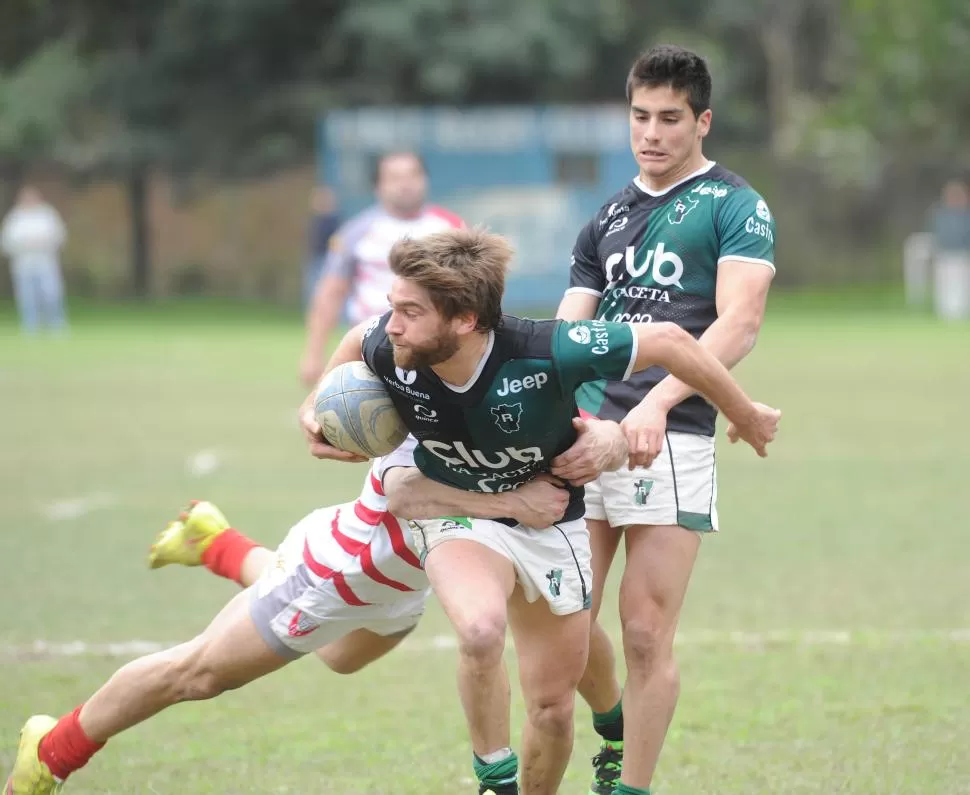 COMO EL AGUA EN UNA RED. Miguel Barrera, apoyado por Tomás Albornoz, intenta zafarse de un tackle. Los backs de Tucumán Rugby fueron difíciles de atrapar. la gaceta / foto de héctor peralta