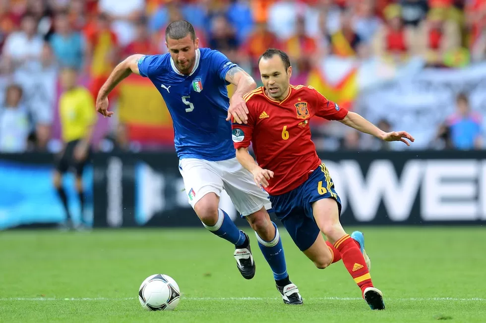 MAGO. Andrés Iniesta fue clave para que España se alzara con dos Euros y un Mundial. Hoy, su fútbol ya no es el mismo. FOTOS DE sports.qq.com Y REUTERS