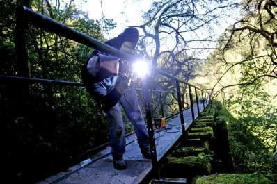 San Javier: construyen un puente que lleva directo a la aventura