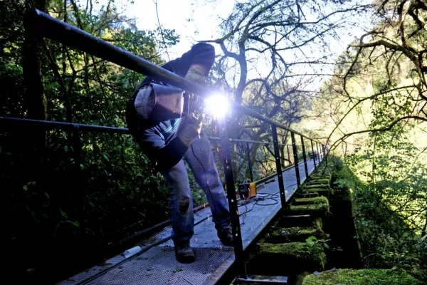 San Javier: construyen un puente que lleva directo a la aventura