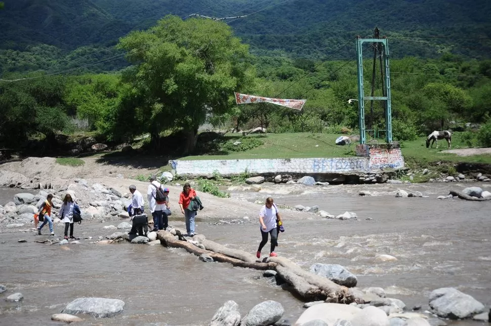 AL SUR. Vecinos de Alberdi cruzan a pie un río, por la caída del puente. la gaceta / foto de Osvaldo Ripoll 