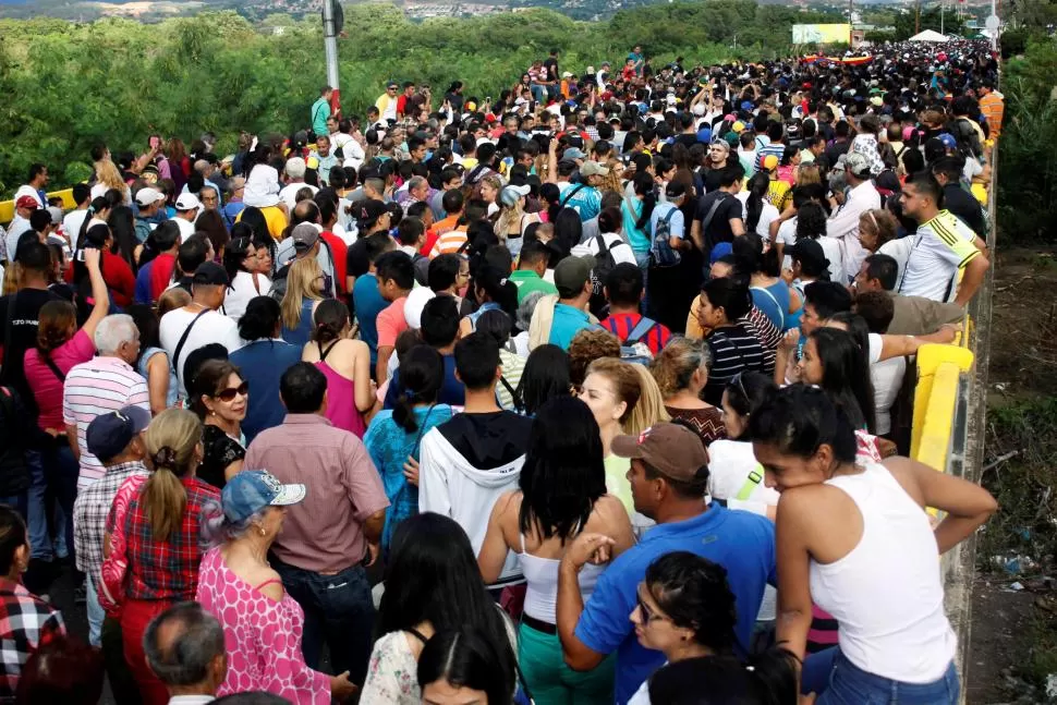 ATOLLADERO. Aluvión de venezolanos en los pasos fronterizos a Colombia. reuters