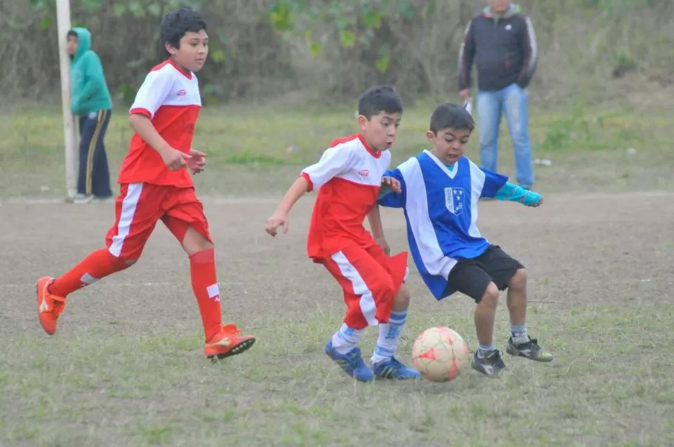 BUEN JUEGO. La Esperanza y 17 de Agosto no se guardaron nada.  foto de alejandro cruz