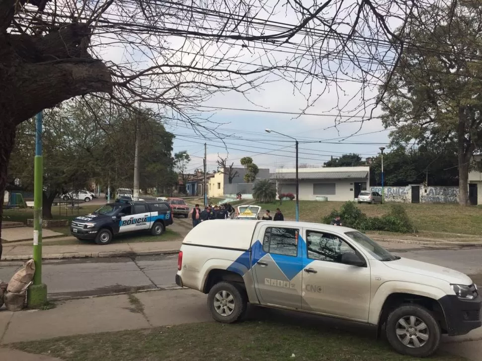 OPERATIVO DE CONTROL. La Policía Federal y el Enacom se volcaron a las calles de la capital para revisar los aparatos de radio de los taxistas. policía de tucumán