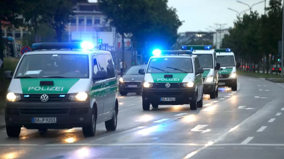 ALERTA MÁXIMA. La Policía se dirige al lugar del ataque. REUTERS