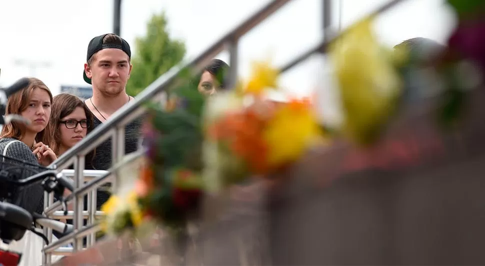 MUNICH. Ciudadanos apoyando a los familiares de las víctimas. FOTO TOMADA DE PERFIL.COM