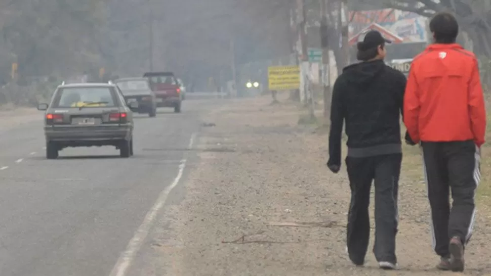 CAMINO DEL PERÚ. Dos personas caminan por la banquina de la ruta 315. ARCHIVO