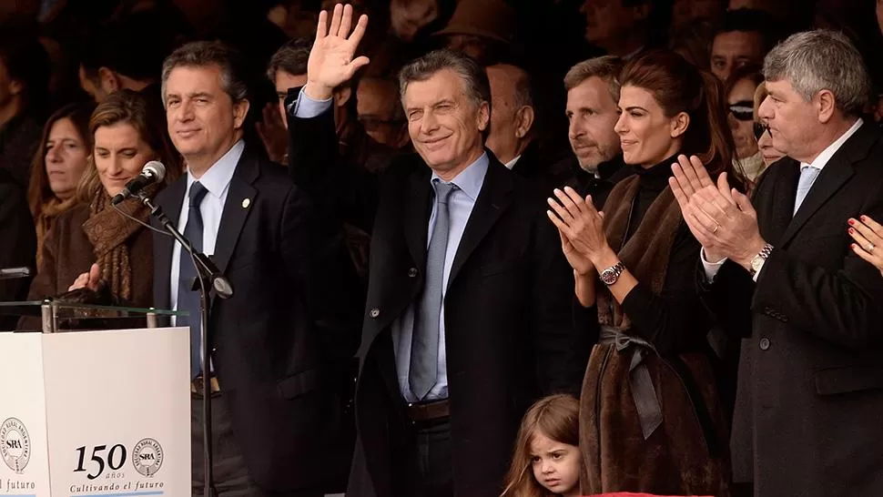 APOYO. El presidente Mauricio Macri agradeció el desborde de energía positiva recibido en La Rural. DYN