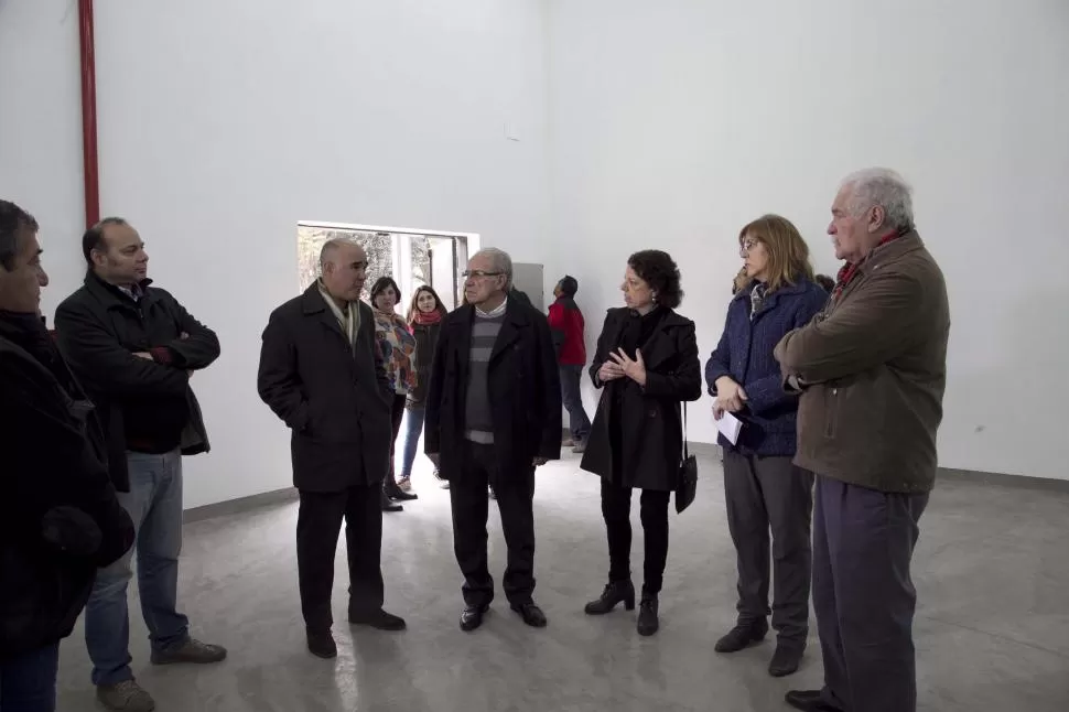 DE VISITA. El vicerrector, José García, recorrió el nuevo estudio de Cine y Televisión que se inaugurará en el terreno donde funciona la escuela de Cine. prensa unt