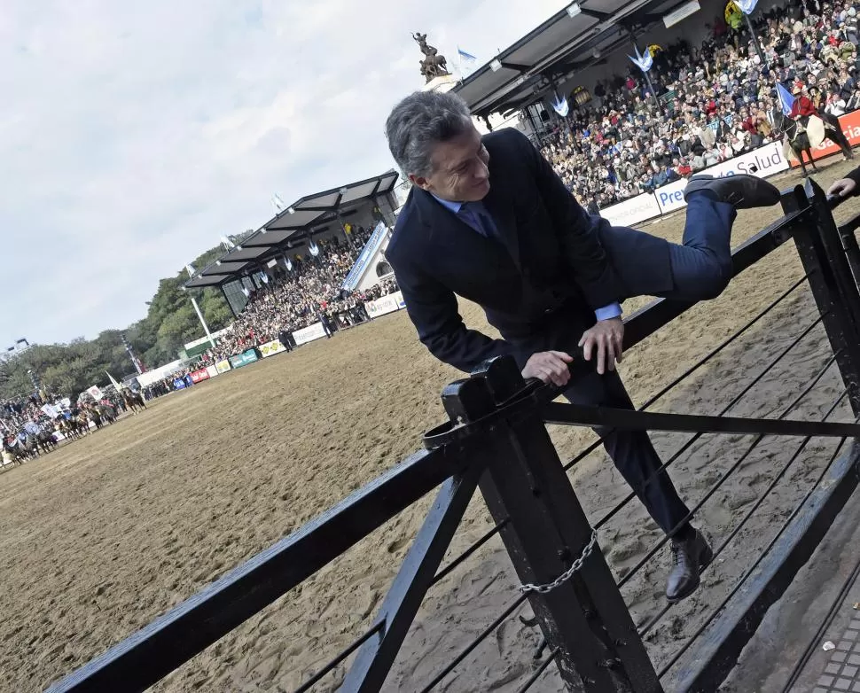 ACROBÁTICO. Macri saltó la valla del palco oficial para llegar hasta la pista central predio y saludar a un grupo ecuestre. Dyn