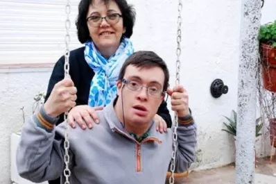 La historia del alumno con síndrome de Down que quedó huérfano y fue adoptado por su maestra