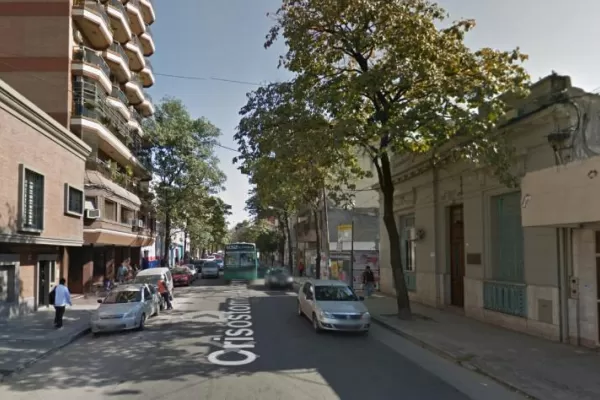 Sorprendió a una anciana mientras dormía, la encerró en el baño y le robó todos los ahorros