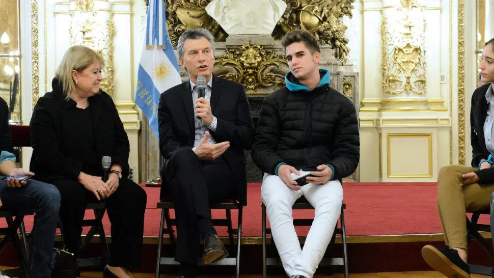 EN CASA ROSADA. Macri recibió hoy a un grupo de estudiantes que viajarán al exterior en el merco de un intercambio cultural. DYN