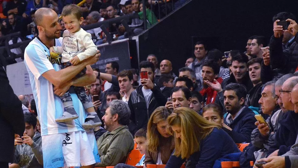 LÍDER. Ginóbili disfrutó con su hijo el triunfo argentino. TÉLAM