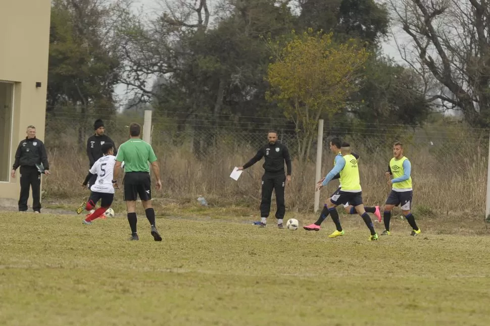 POR ACÁ. Azconzábal enseña el camino durante uno de los amistosos que jugó Atlético en Salta, en la pretemporada. El técnico se reunirá hoy con Leito para tratar el tema refuerzos y rendimiento.  la gaceta 