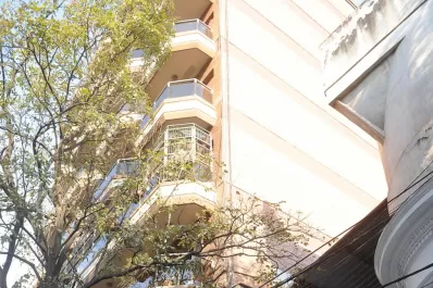 Entró a un departamento por el balcón y se llevó $ 15.000