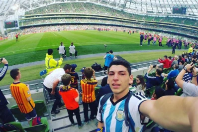 Video: un tucumano se metió a la cancha para tocar a Messi pero fue tacleado