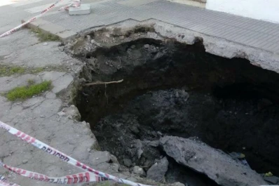 La peligrosa vereda por donde tienen que pasar los vecinos de Lavalle al 3.100