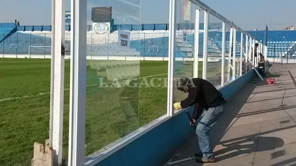 UNA PINTURITA. Además de la pintura exterior, el Monumental lucirá parcialmente los vidrios templados que se instalan en la zona de plateas. LA GACETA / FOTO DE JULIO CORONEL VIA MOVIL