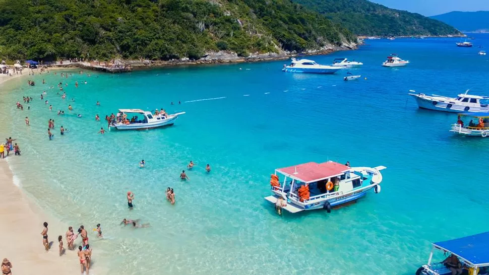 ARRAIAL DO CABO. Arena blanca y aguas azul-verdosas. FOTO TOMADA DE DRONESTAGR.AM