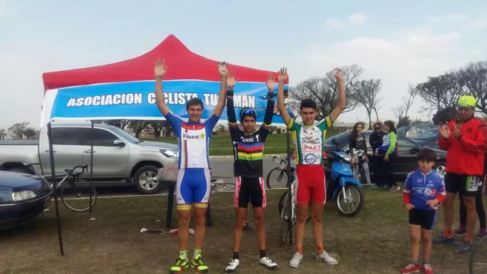 PODIO DE LA GENERAL. Renzo Obanda (centro) mostró un gran nivel para relegar a Vercellone (izquierda) y a Mena (derecha). foto de la Asociación Ciclista Tucumana