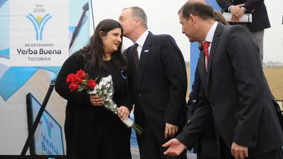 ELINA MARCHESE. Recibe flores durante el acto. LA GACETA / ANALÍA JARAMILLO