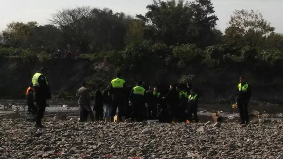 JUNTO AL RÍO. La Policía trabaja en el lugar en el que fue encontrado el cadaver. LA GACETA / ANALÍA JARAMILLO