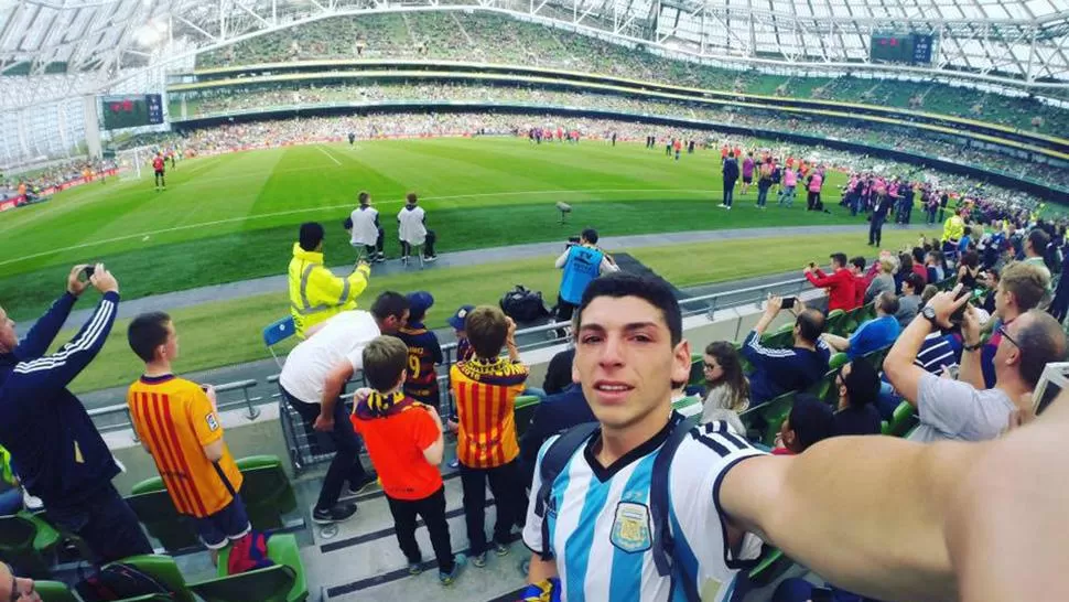 Video: un tucumano se metió a la cancha para tocar a Messi pero fue tacleado