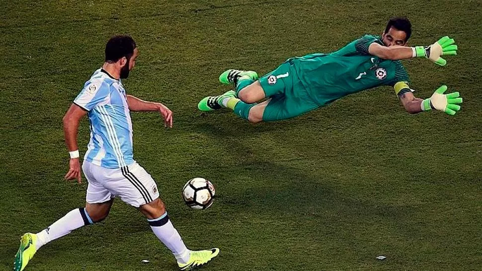 CHANCE PERDIDA. Higuaín desperdició una situación inmejorable en la final ante Chile. (ARCHIVO)